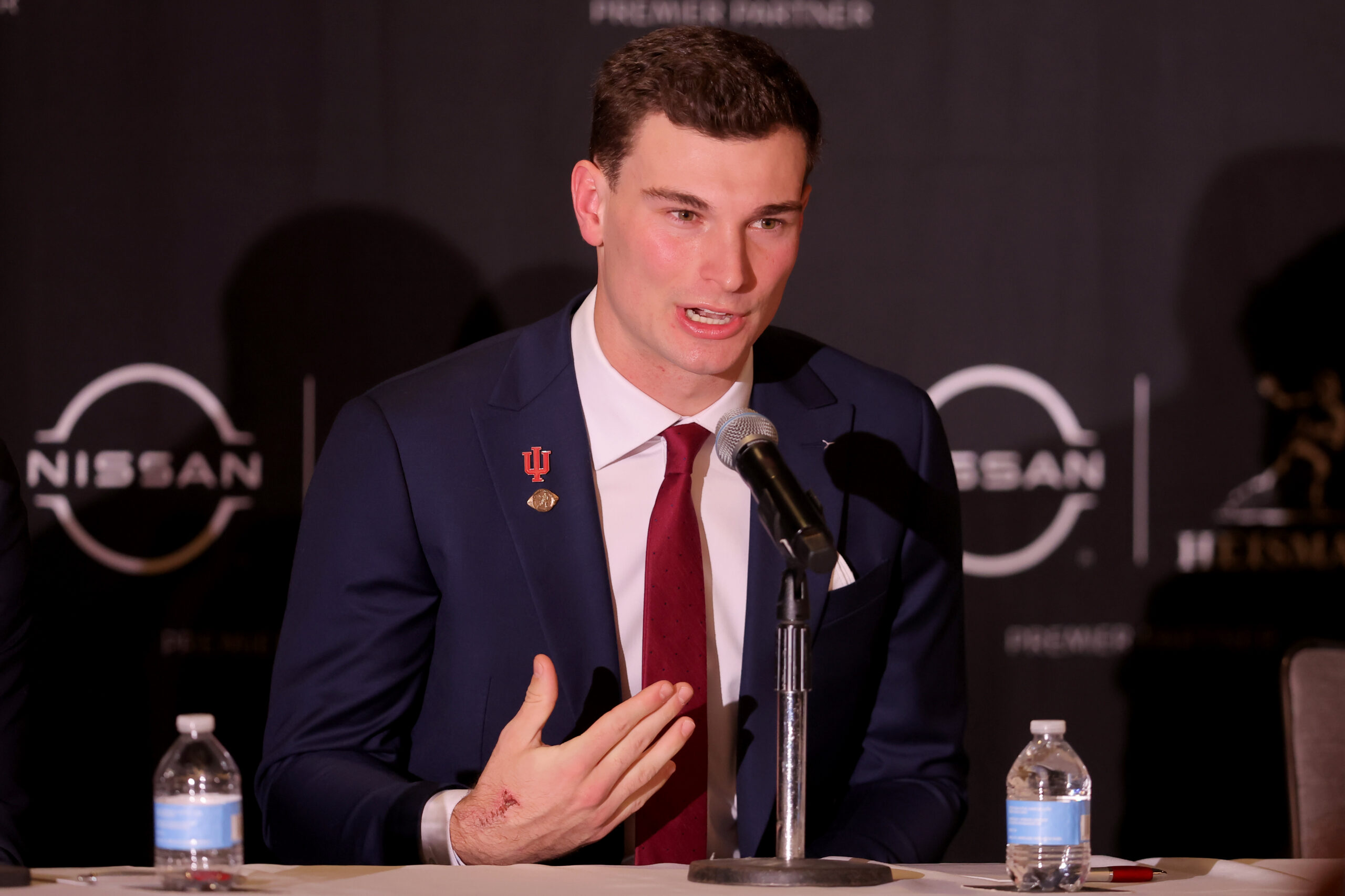 Fernando Mendoza delivers emotional speech after winning 2025 Heisman Trophy