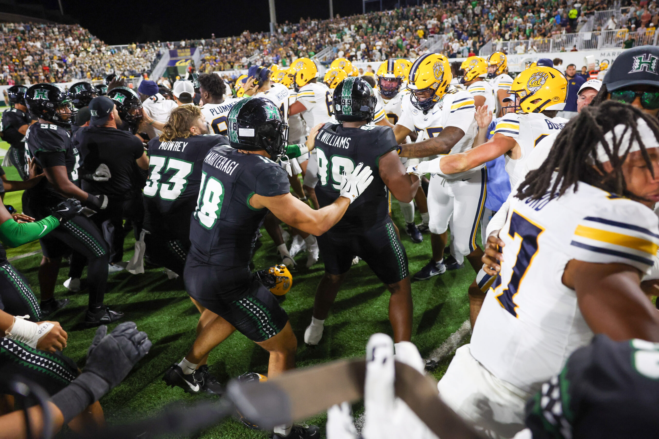 Massive brawl breaks out at Hawaii Bowl following electric ending