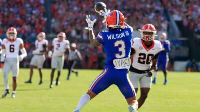 Eugene Wilson catches a pass.
