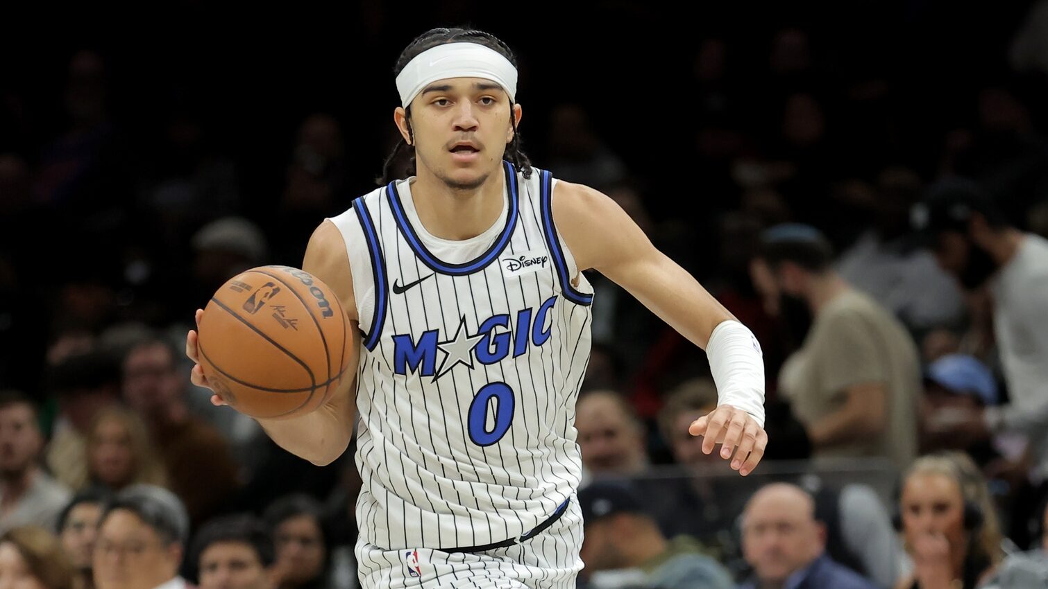 Anthony Black puts 4 Memphis Grizzlies on an unbelievable poster