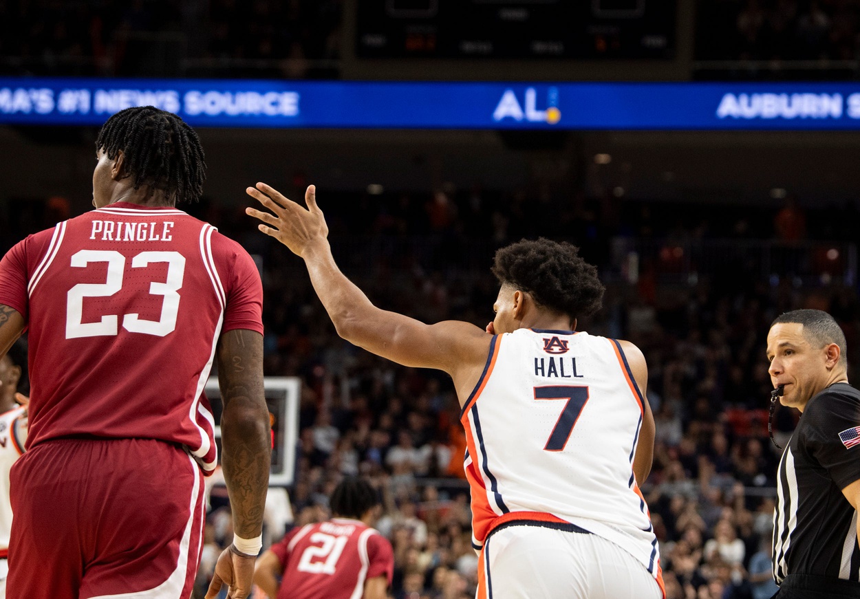 Auburn throttles No. 15 Arkansas for first SEC win of 2026