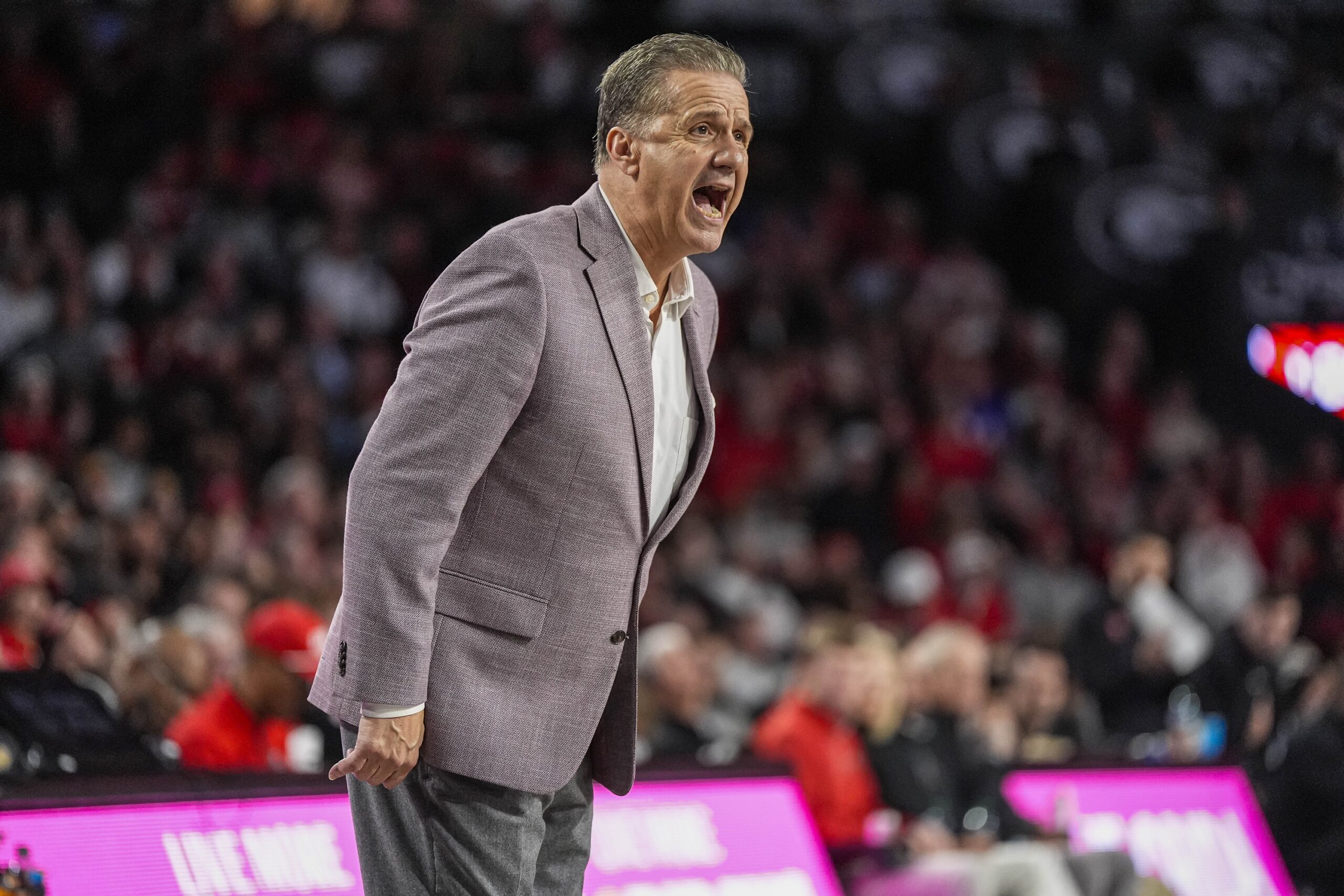 Arkansas rallies to survive road scare at Oklahoma