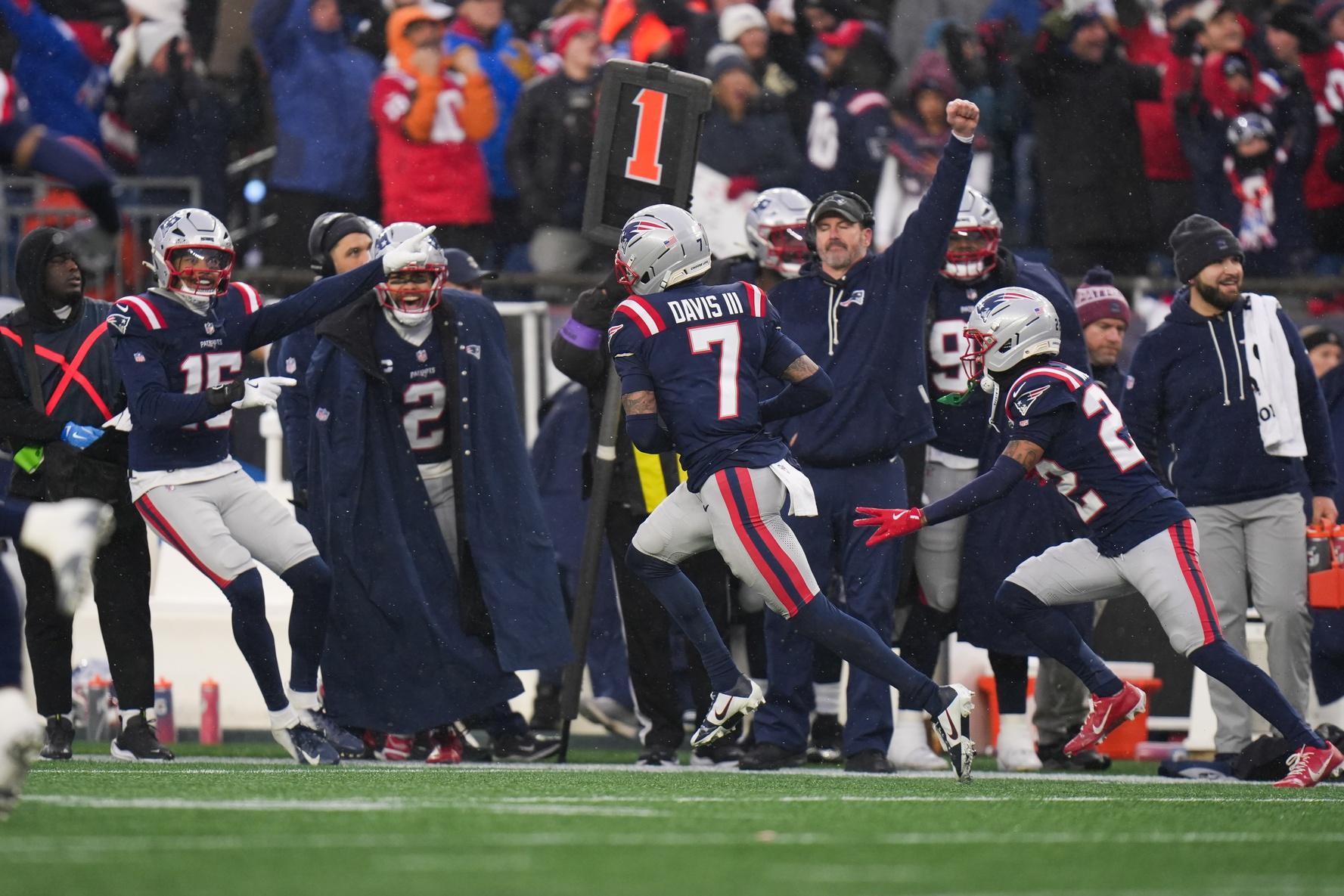 Former Auburn DB Carlton Davis III picks up first career playoff interception for Patriots vs. Texans
