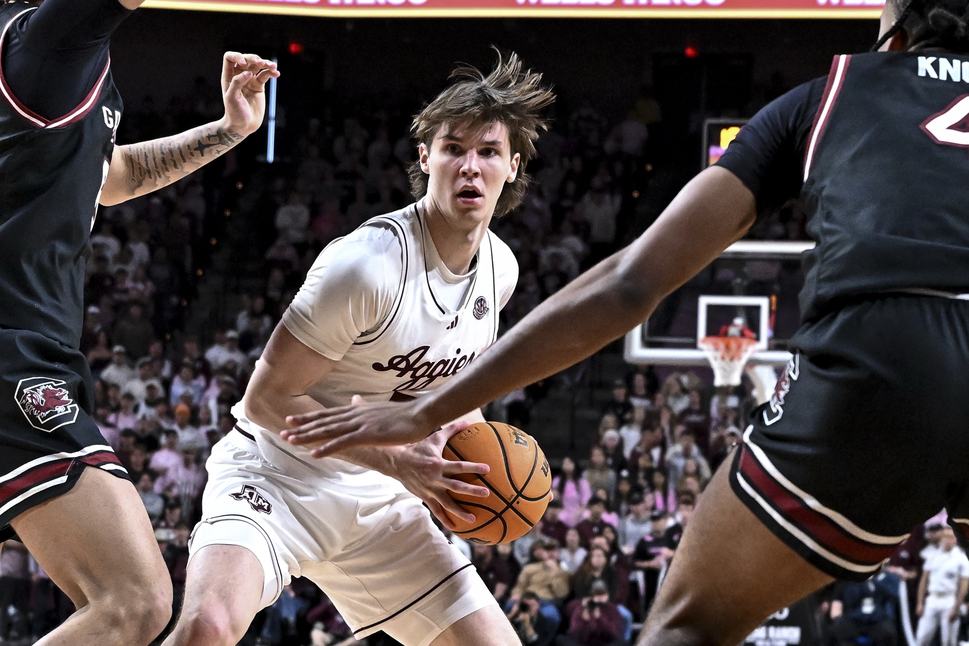 Texas A&M wins third straight, hammers South Carolina to remain atop SEC