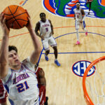 Florida forward Alex Condon dunks.