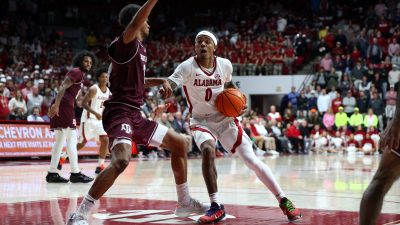 Labaron Philon takes the ball into the paint.