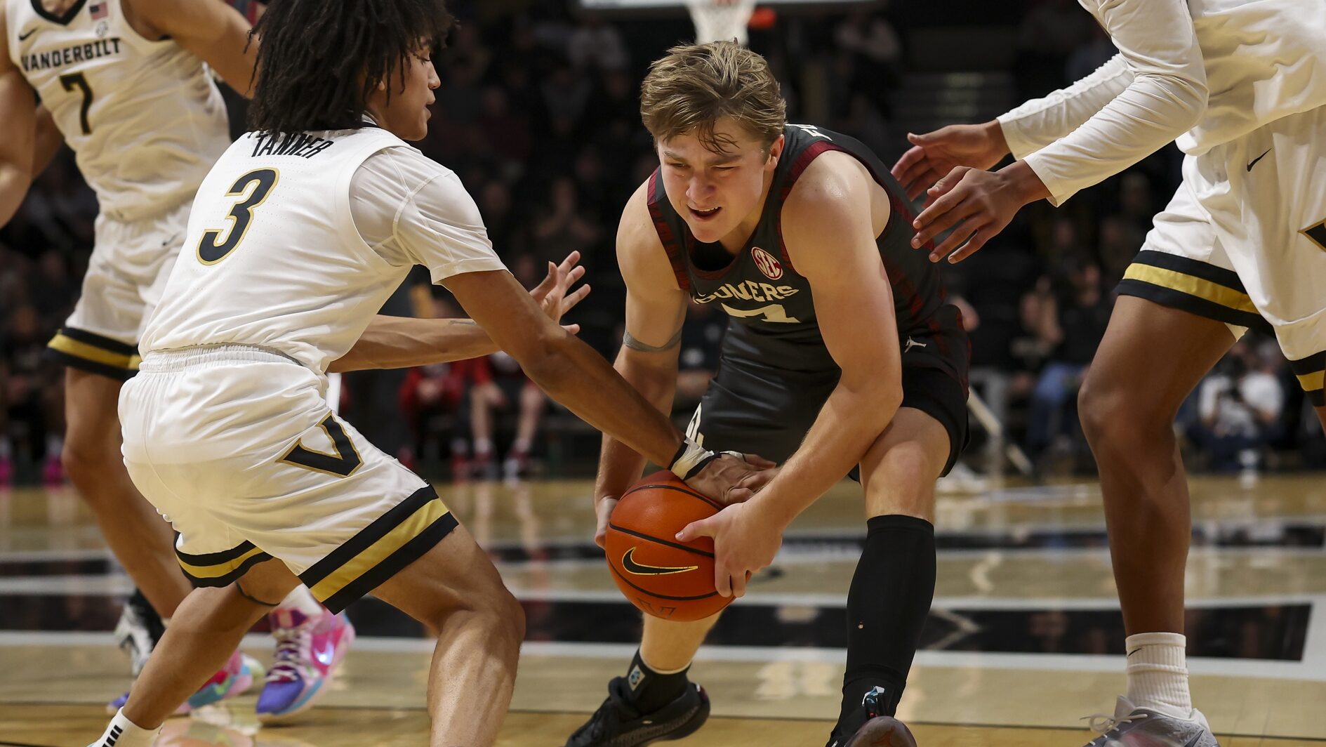 Oklahoma melts down late, escapes with win over No. 15 Vanderbilt