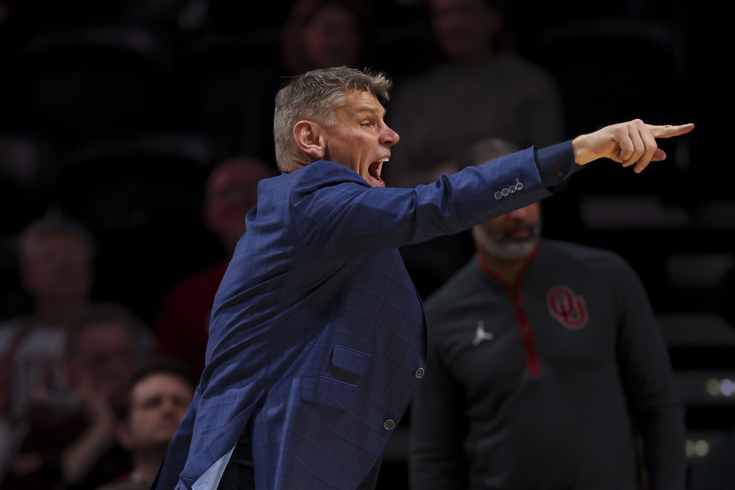 Oklahoma dominates 2nd half against Georgia to earn 2nd straight victory