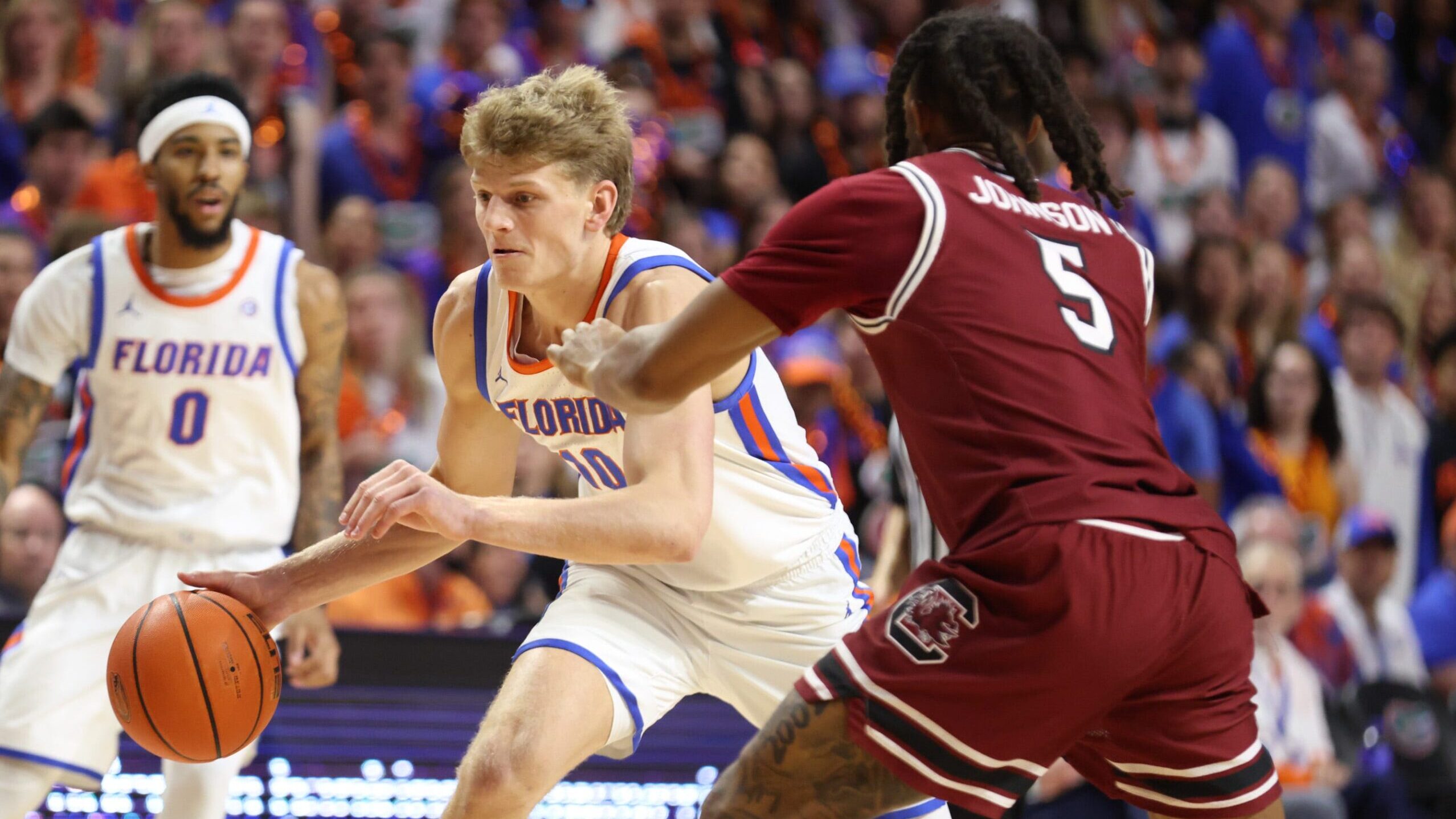 First-place Florida takes care of South Carolina, extends winning streak to 6