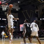 Jalen Washington (13) lays the ball in over Georgia Bulldogs center Somto Cyril