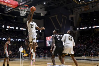 Jalen Washington (13) lays the ball in over Georgia Bulldogs center Somto Cyril