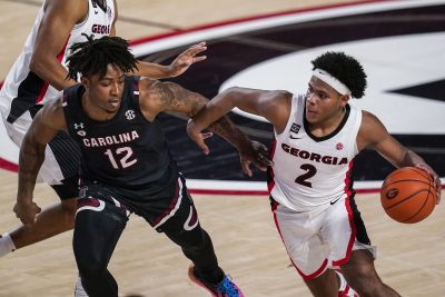 Sahvir Wheeler dribbles against South Carolina guard Trae Hannibal