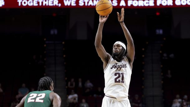 Mackenzie Mgbako shoots the ball.