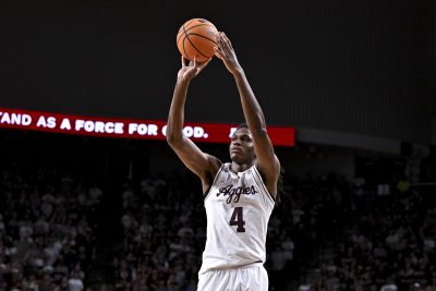 Jamie Vinson (4) attempts a three point basket during the second half against the Texas Longhorns