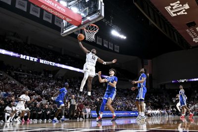 Rashaun Agee makes a lay up against the Kentucky Wildcats