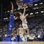 Missouri Tigers guard T.O. Barrett lays the ball in over Kentucky Wildcats center Malachi Moreno.