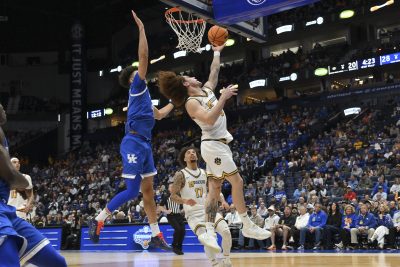 Missouri Tigers guard T.O. Barrett lays the ball in over Kentucky Wildcats center Malachi Moreno.