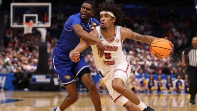 Amari Allen drives against Hofstra Pride guard Cruz Davis