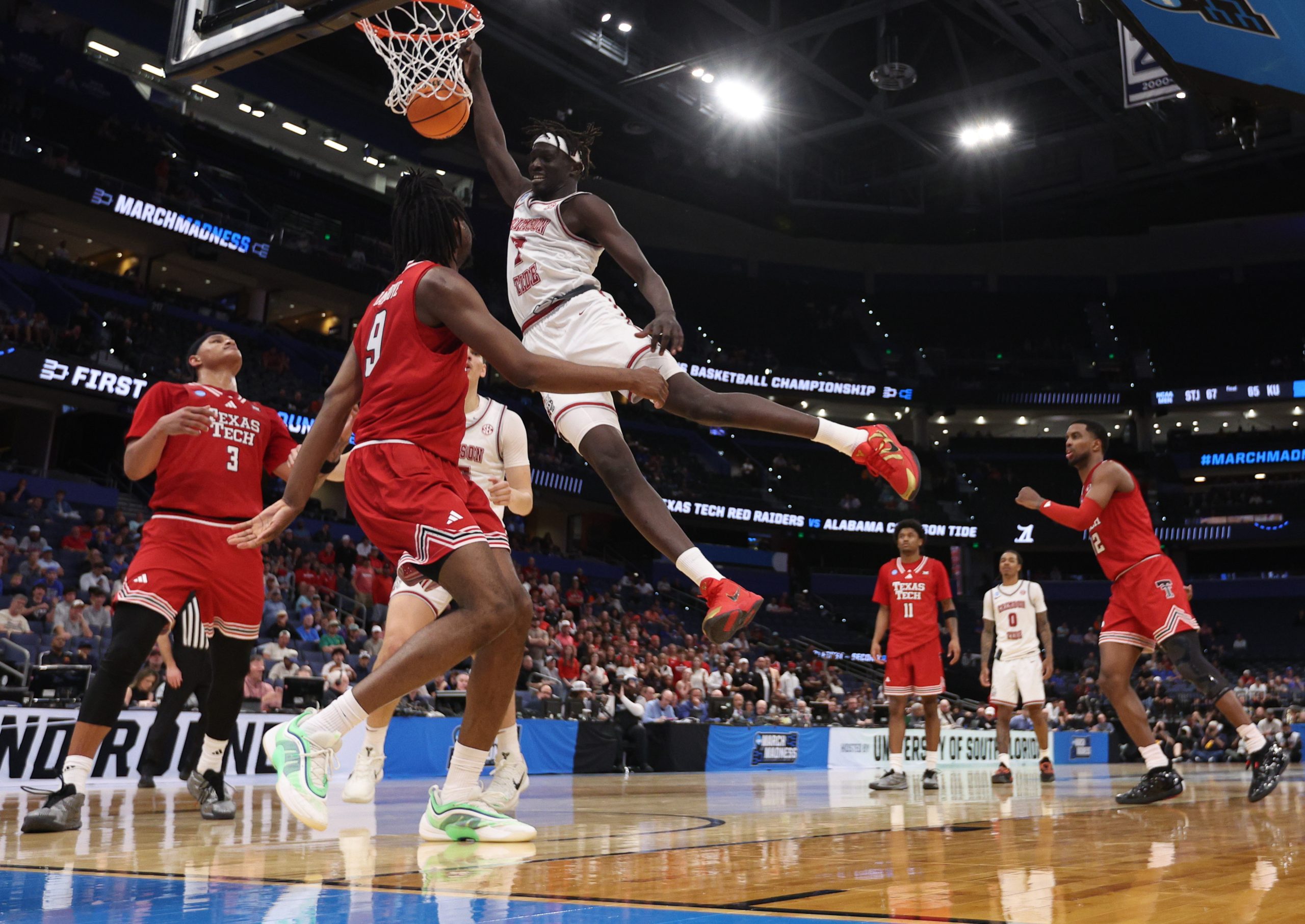 Alabama rolls into Sweet 16 after shockingly easy victory over Texas Tech