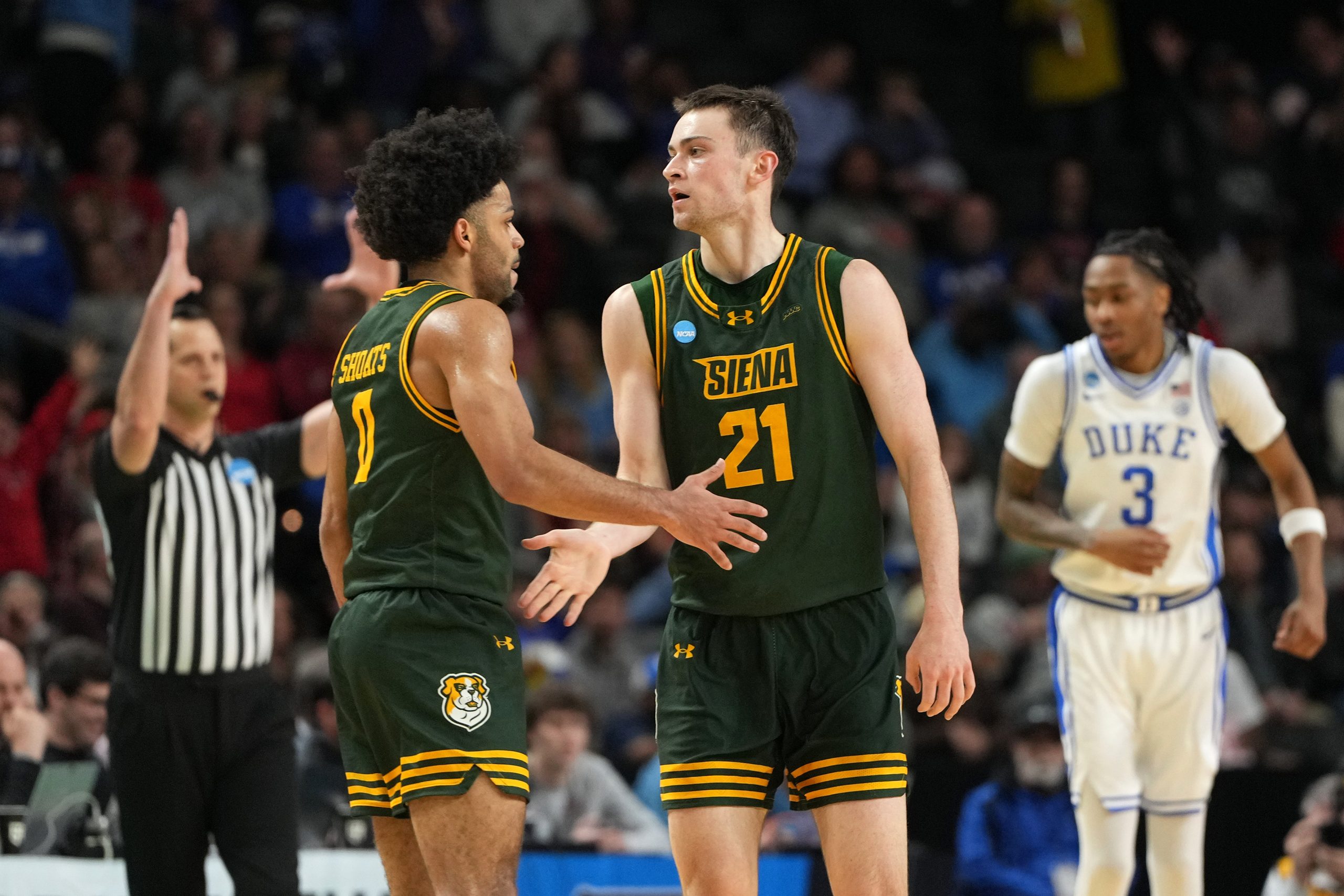 Fans, media stunned by Duke&rsquo;s rough start against 16-seed Siena