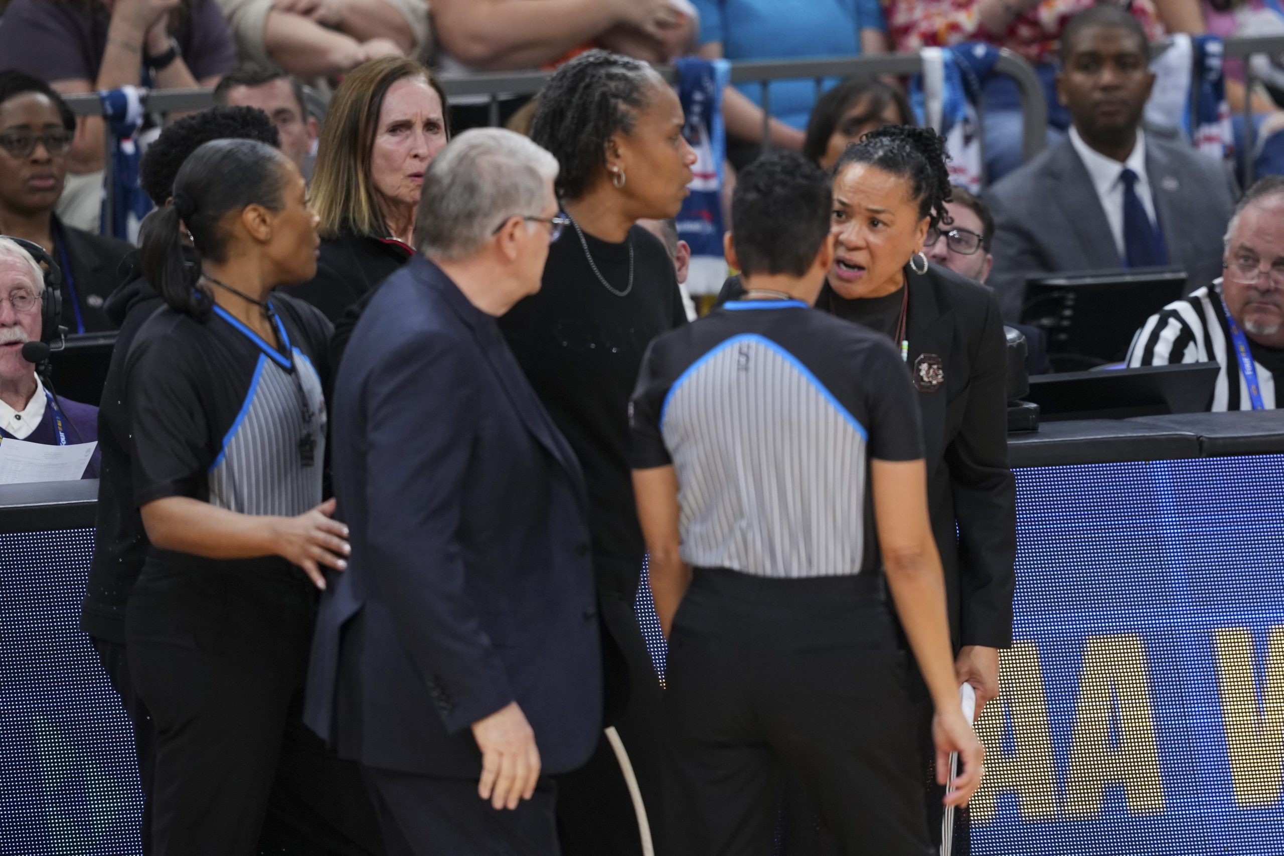 Geno Auriemma releases statement apologizing to Dawn Staley, South Carolina Geno Auriemma releases statement apologizing to Dawn Staley, South Carolina