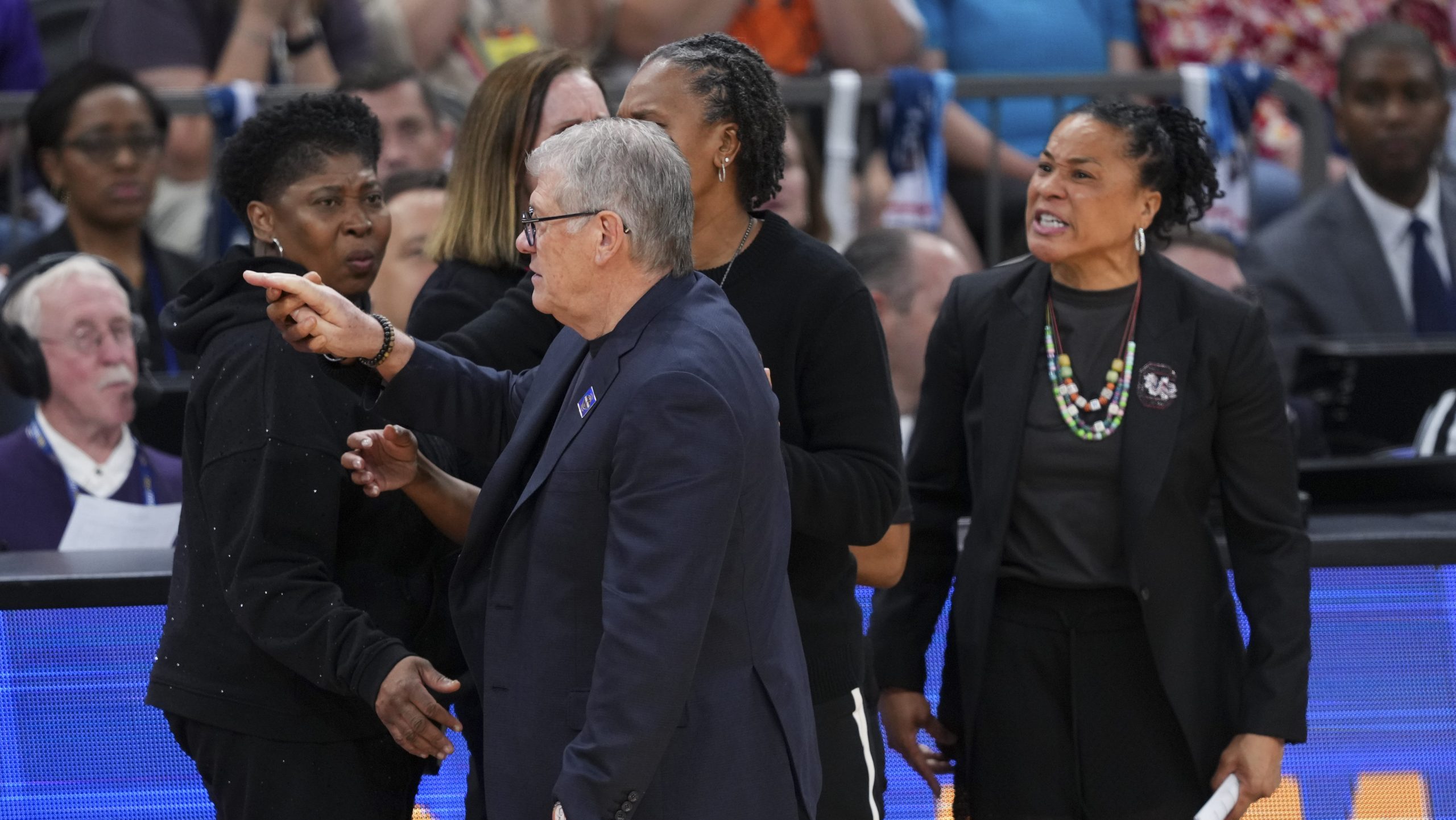 Geno Auriemma, Dawn Staley have heated exhange after South Carolina ...