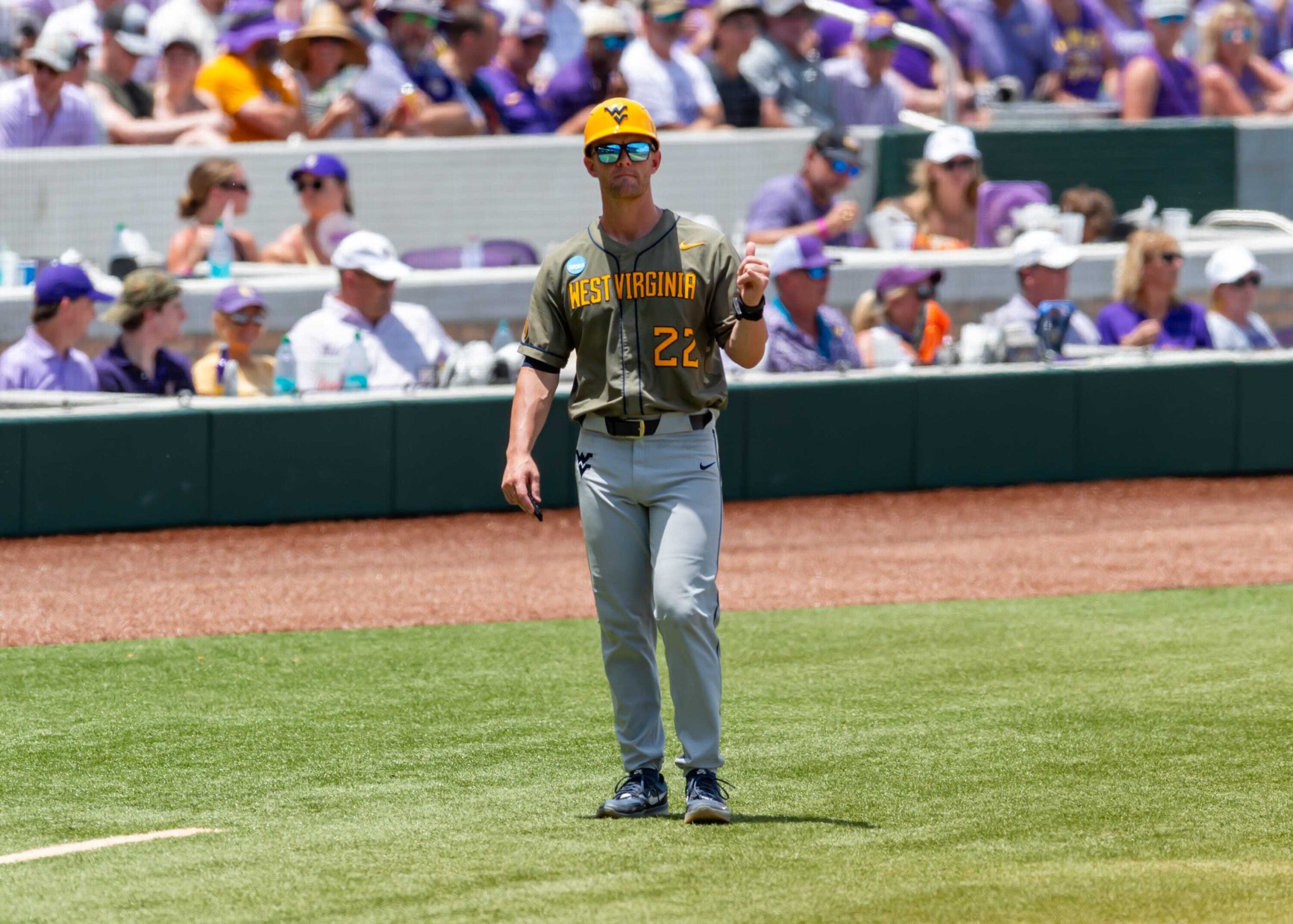 West Virginia uses 5-run 9th inning to force Game 7 against Kentucky