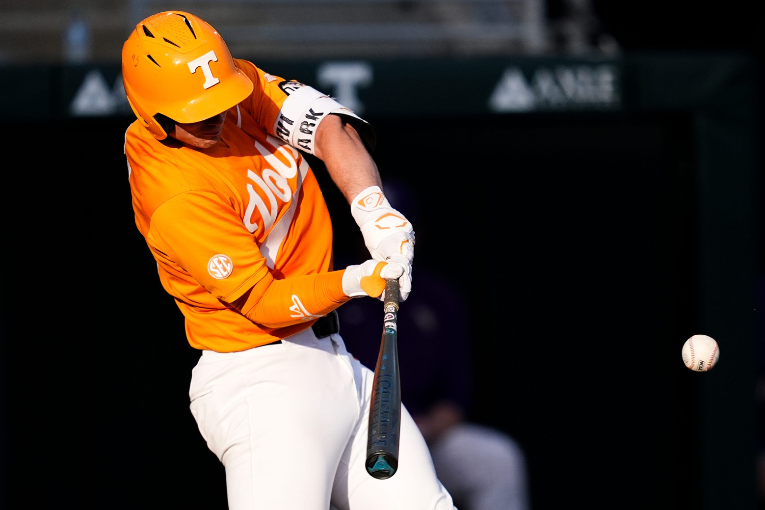 Tennessee takes wild rubber game from Kentucky, avoids weekend sweep