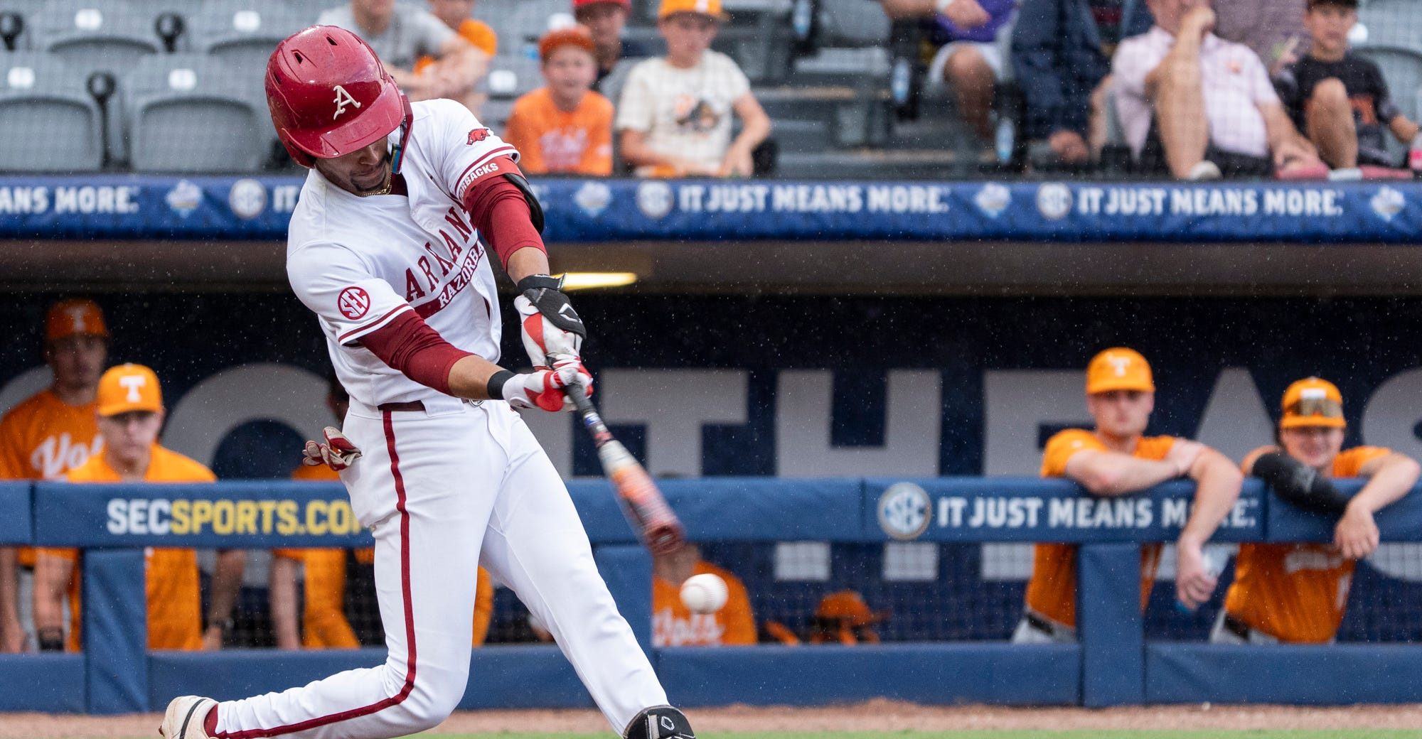 Arkansas blasts past Tennessee with 4 home runs, advances to quarterfinals vs. Texas