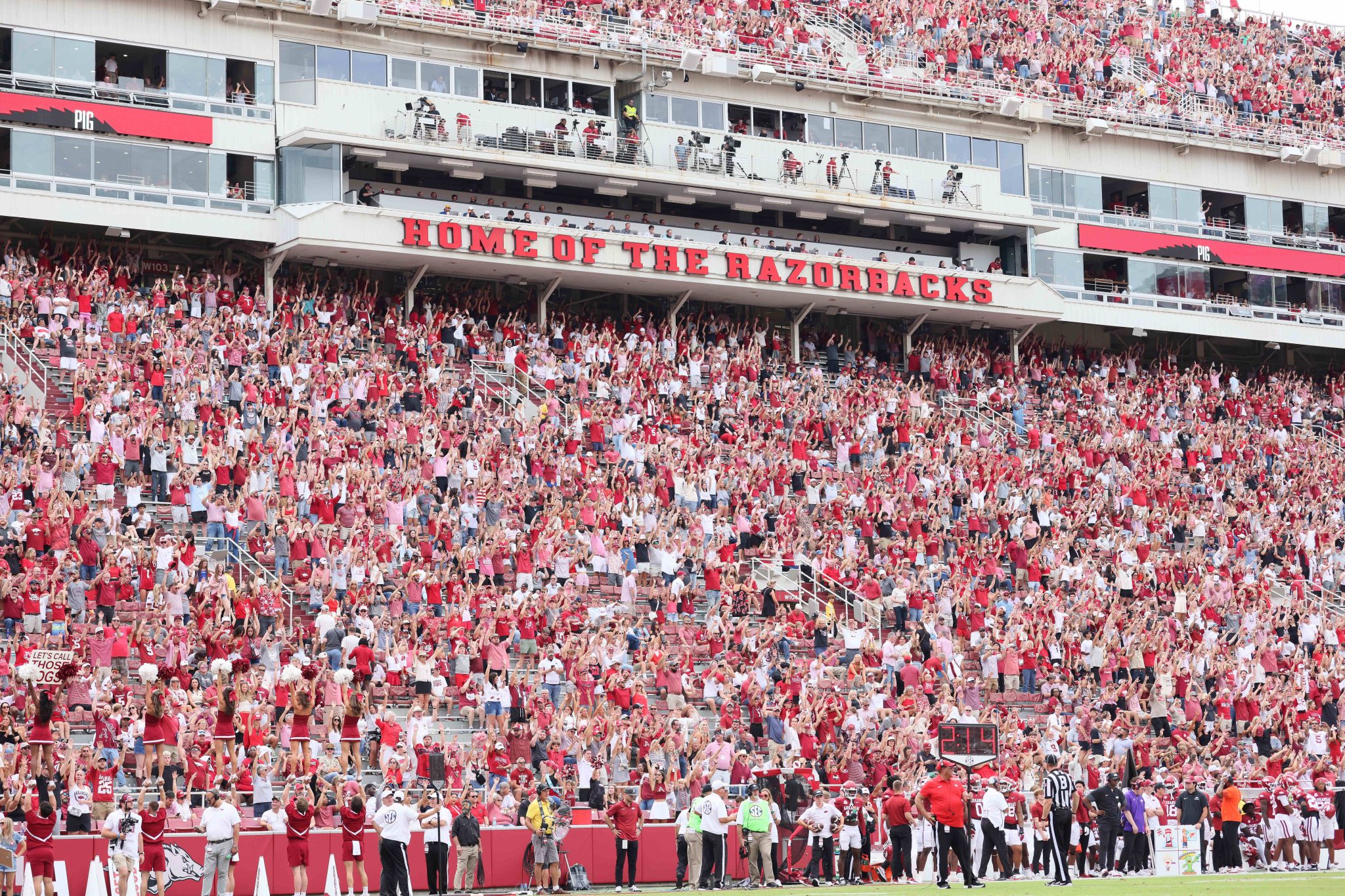 Arkansas announces new naming rights deal for Razorback Stadium ...
