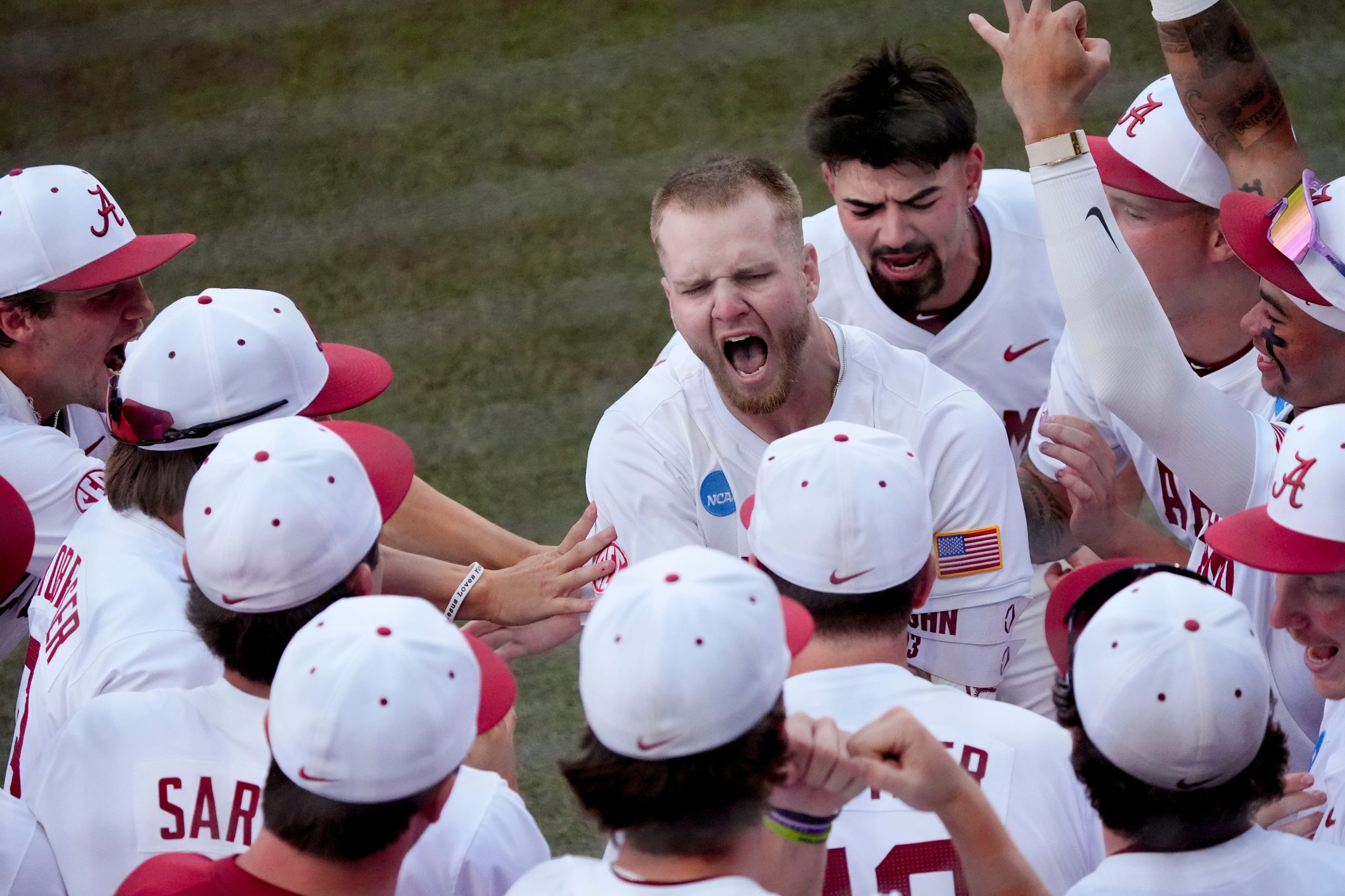 Alabama baseball blanks St. John&rsquo;s, takes Game 1 of Tuscaloosa Super Regional