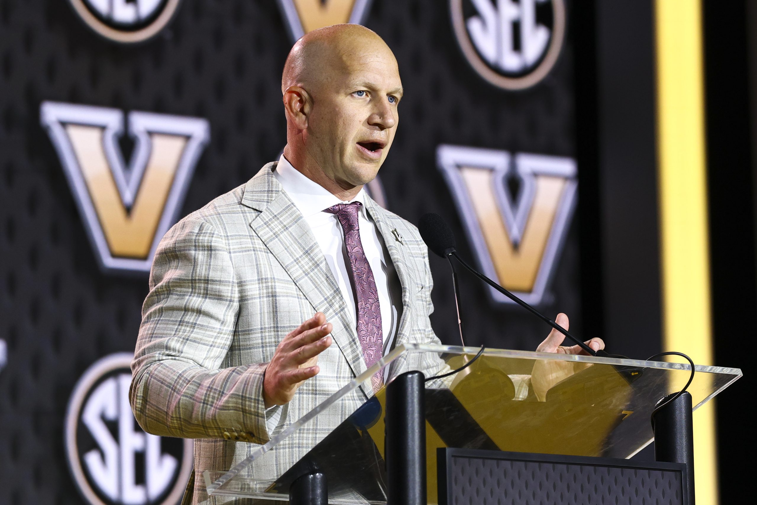 Former Temple DL commits to Vanderbilt after being granted injunction