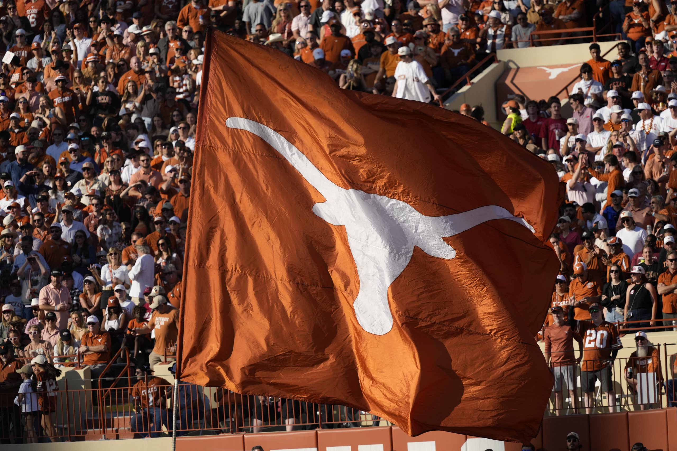 Texas WR Cam Coleman makes insane catch during fall camp practice