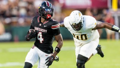 Vicari Swain runs with the ball.