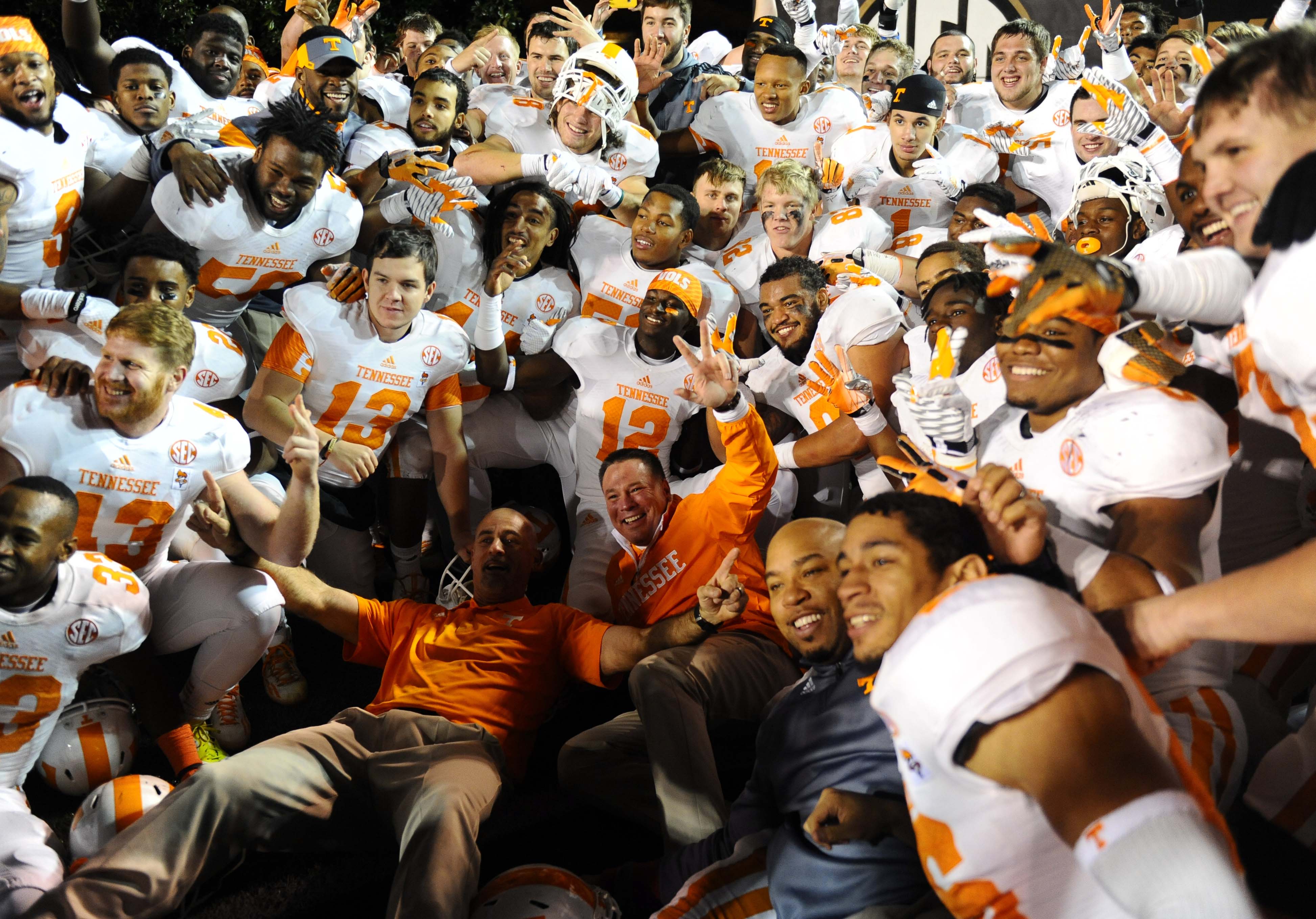 Video Tennessee celebrates bowlclinching win against Vanderbilt