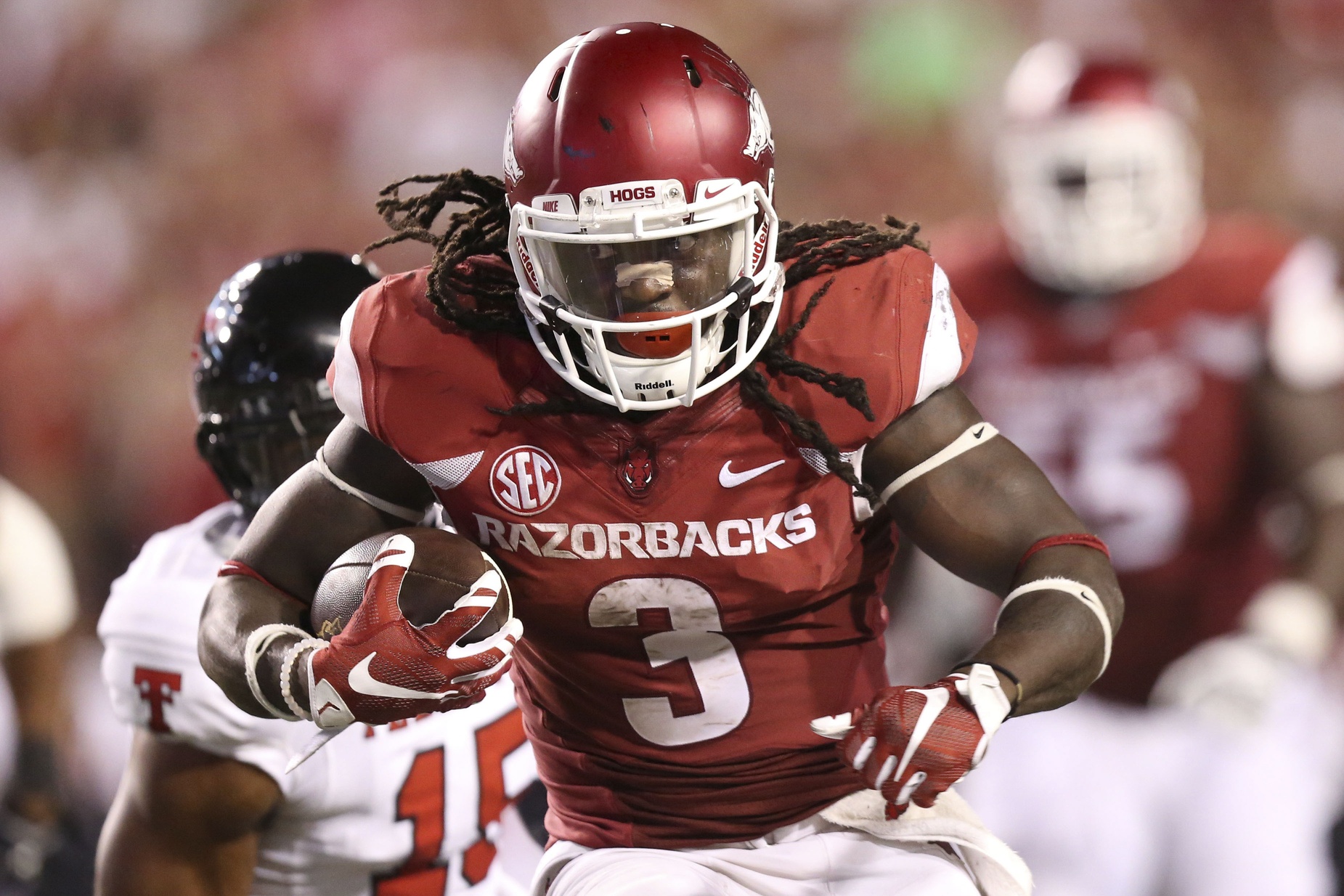 alex-collins-shakes-his-post-september-blues-for-arkansas