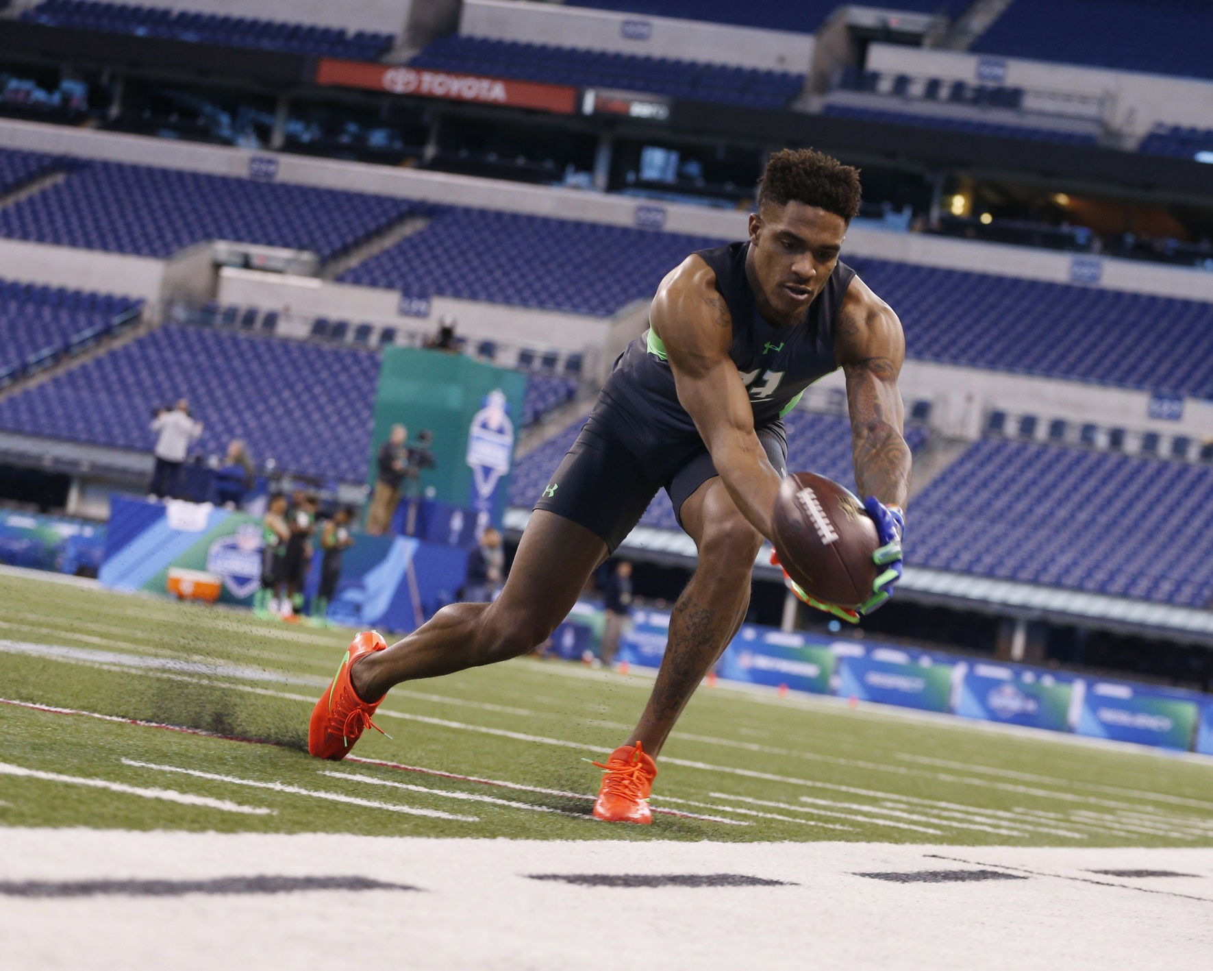 Video Former Florida WR Demarcus Robinson landing back flips at NFL