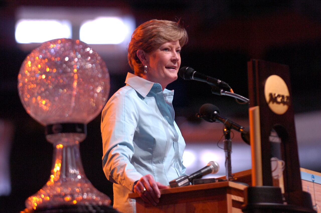 Legendary Tennessee women's basketball coach Pat Summitt passes away at 64