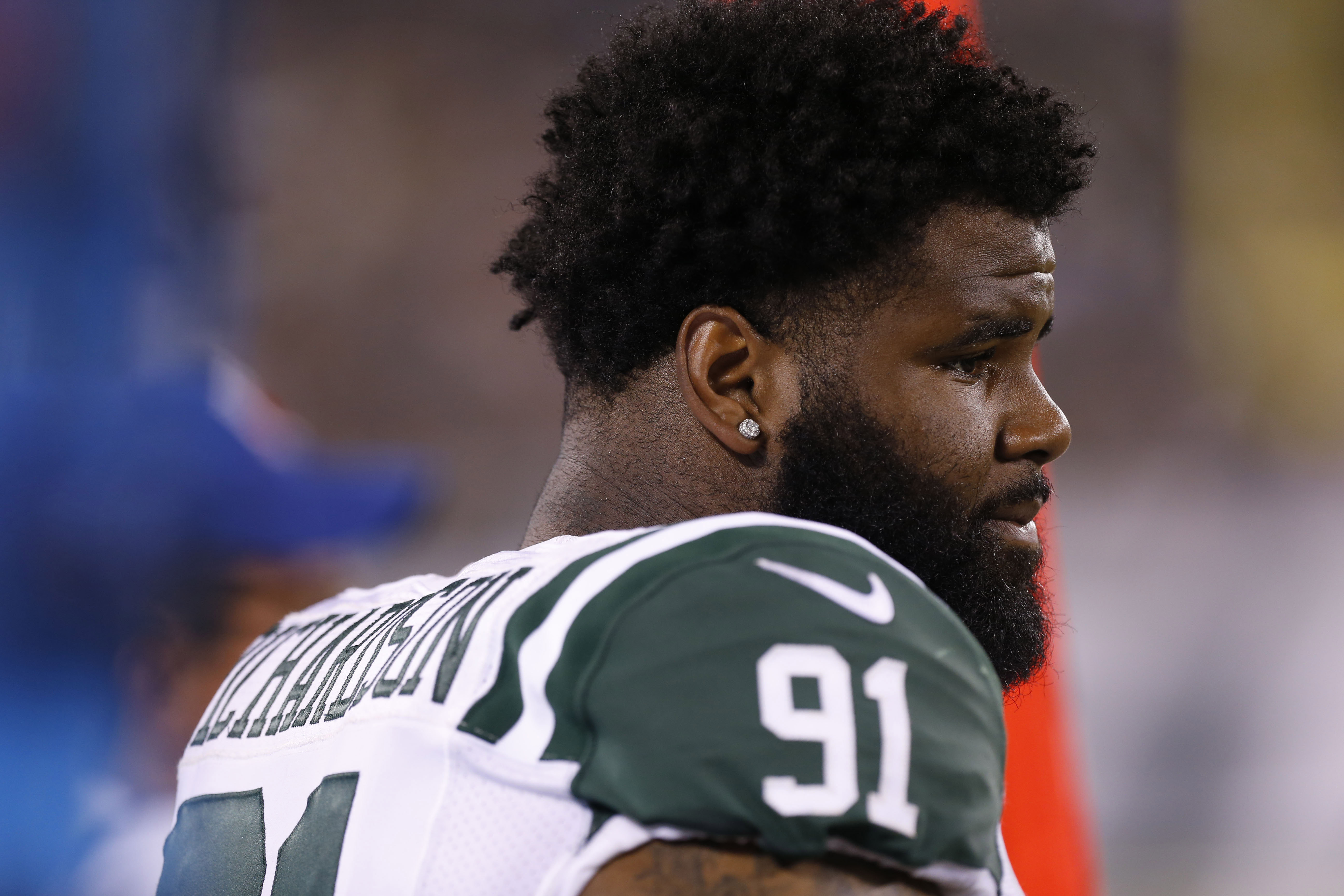 Photo Former Mizzou DL Sheldon Richardson pays up after losing UGA bet