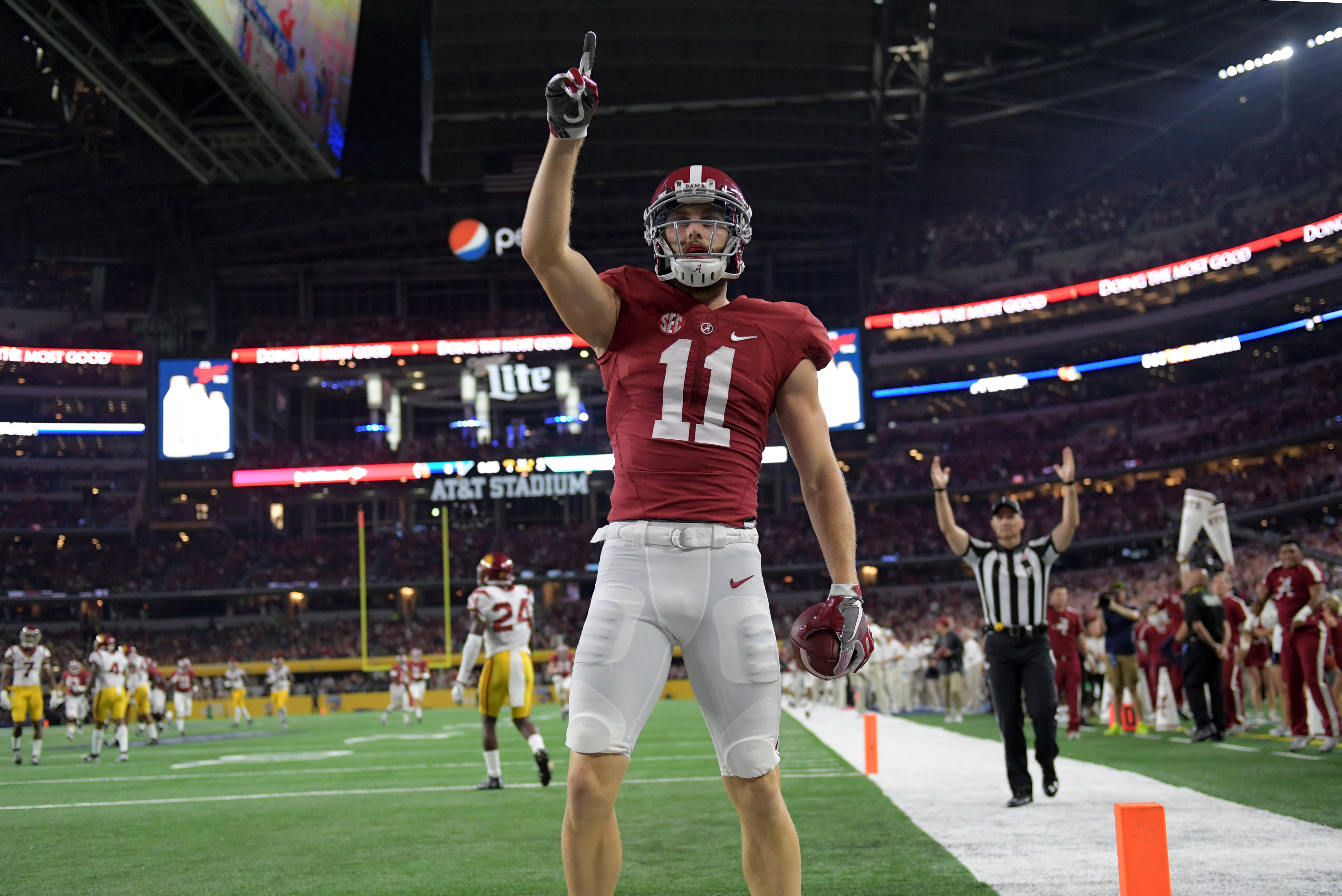 Iron Bowl Thriller Alabama And Auburn Engage In Classic Rivalry Showpiece - omrcfio