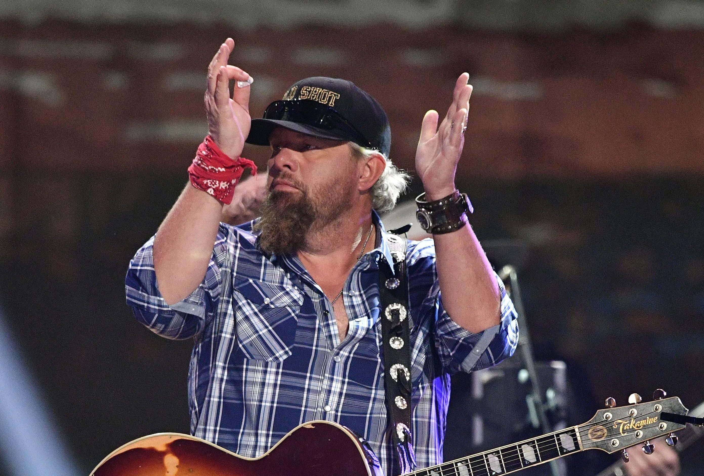 WATCH Country music star Toby Keith praises Mark Stoops