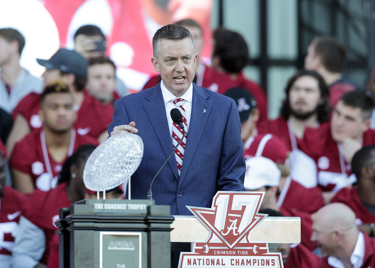 Here's how much each SEC athletic director is making in 2018