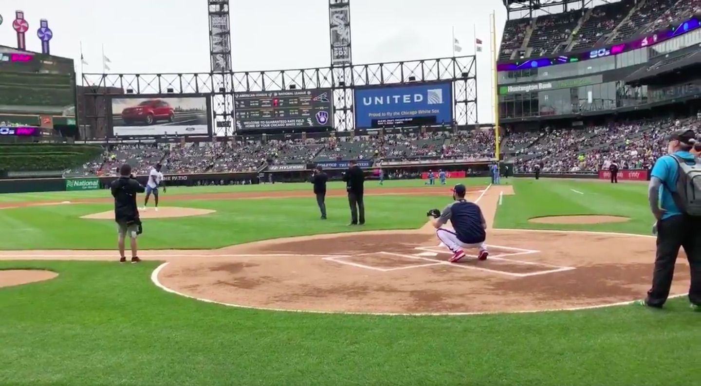 WATCH Roquan Smith throws out first pitch at Chicago