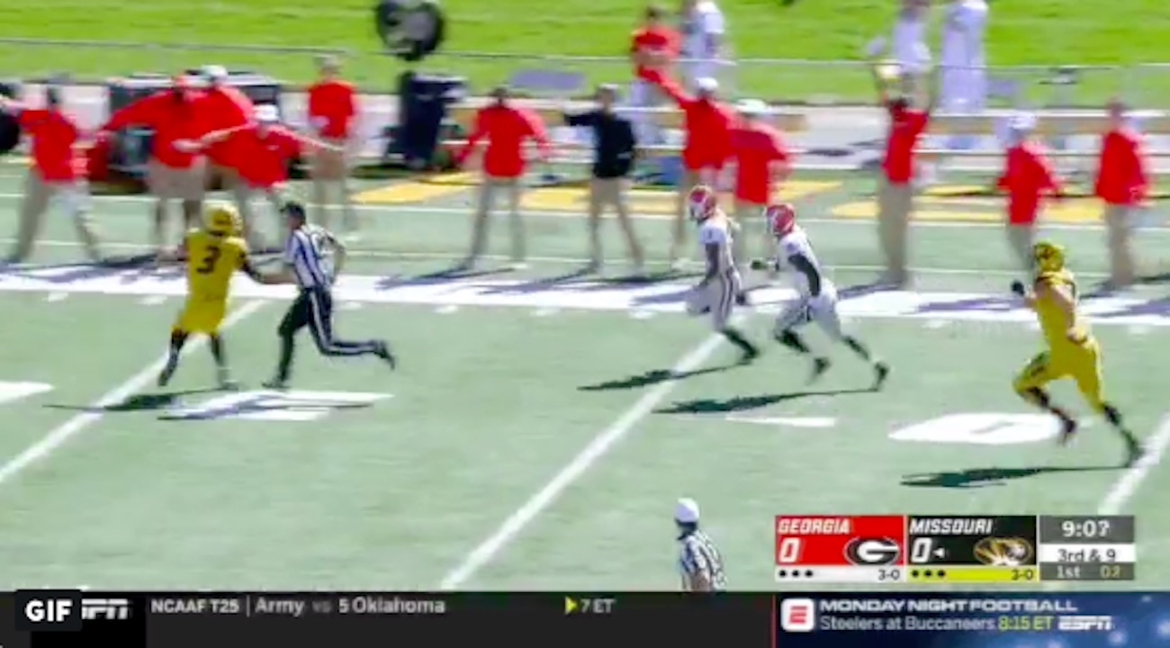WATCH Referee sets key block on fumblereturn TD vs. Mizzou