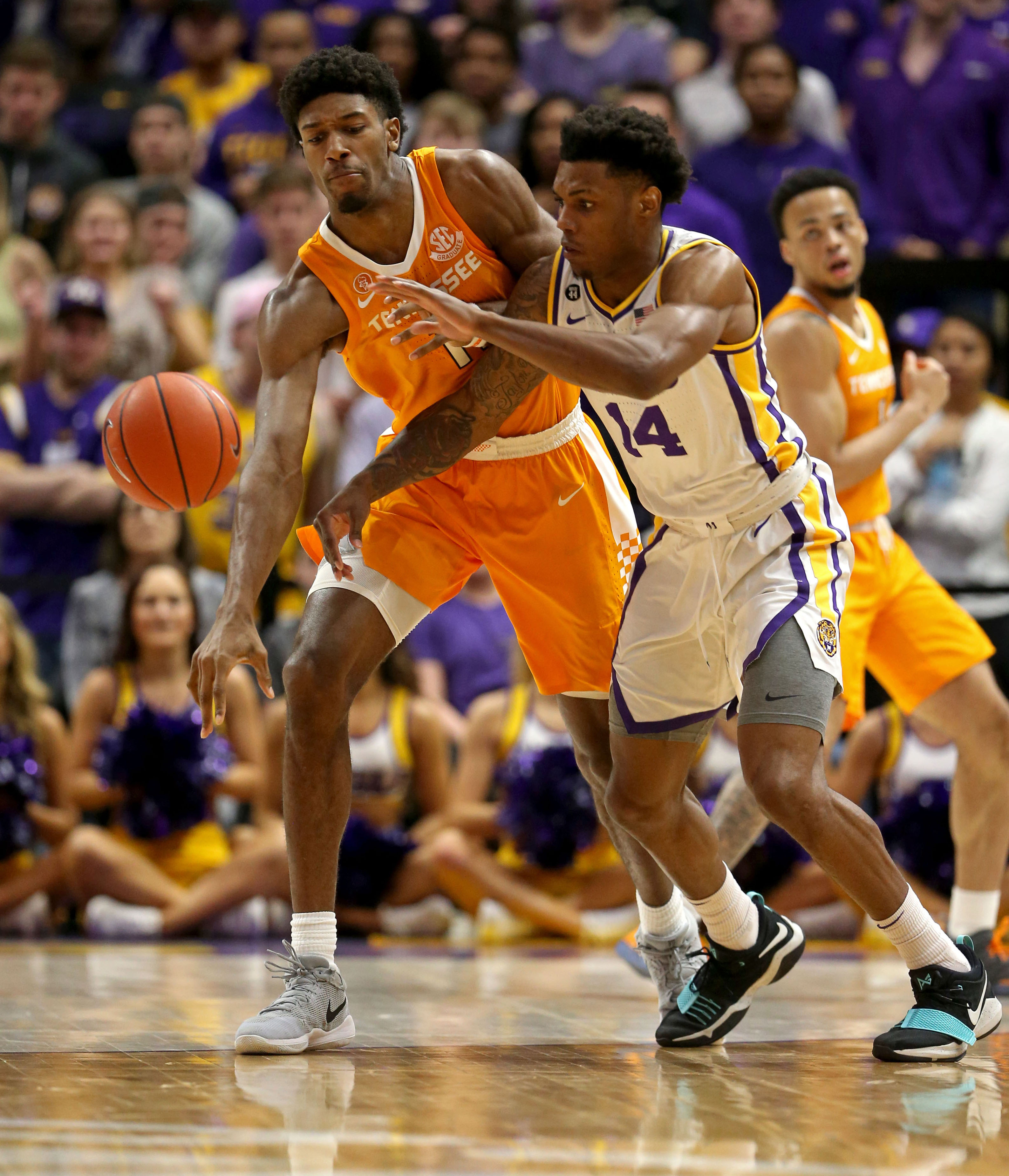 SEC releases statement in response to viral photo of referee supporting LSU