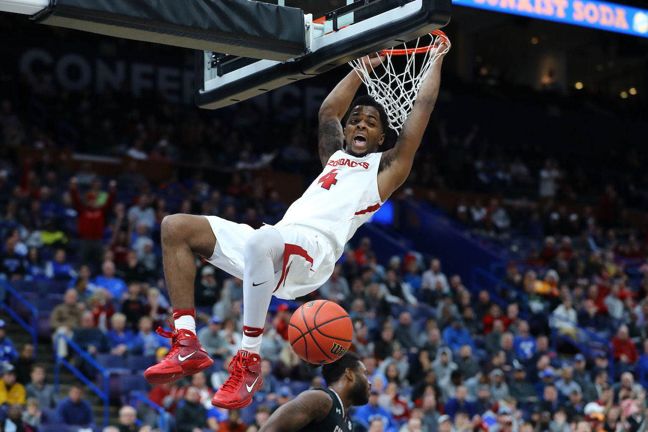 Arkansas holds on to beat South Carolina, advances to SEC Tournament