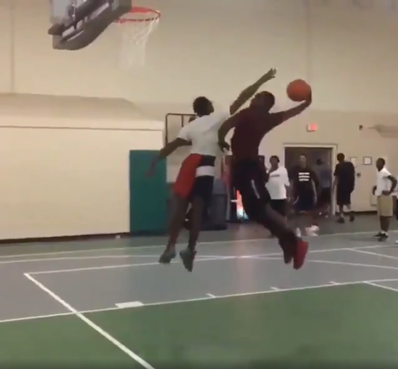 WATCH Deebo Samuel Shows Off His Hops With Posterizing Dunk