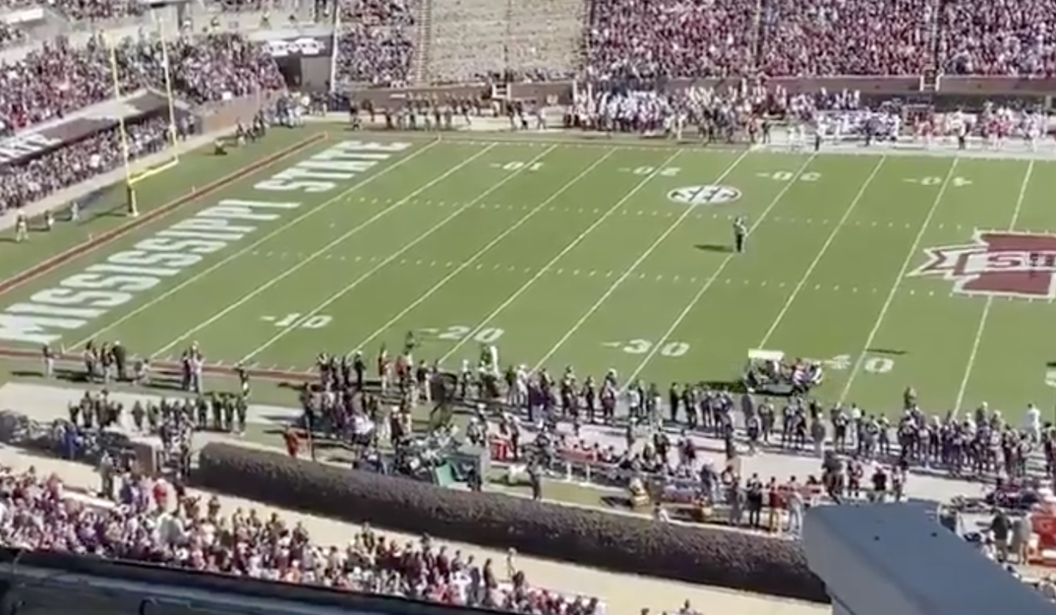 Mississippi State fans give Tua Tagovailoa 'Cowbell Salute' as QB