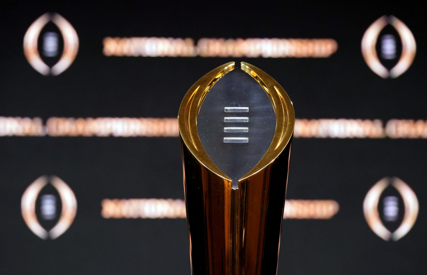 El equipo de College GameDay de ESPN hace selecciones de College Football Playoff, nombrando a los campeones