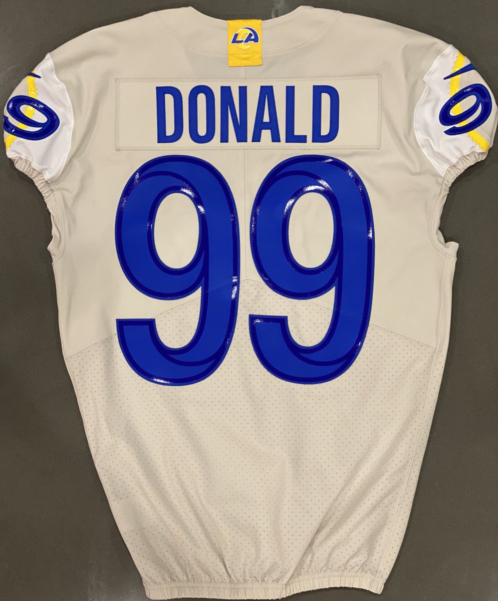 Los Angeles Rams unveil new uniforms